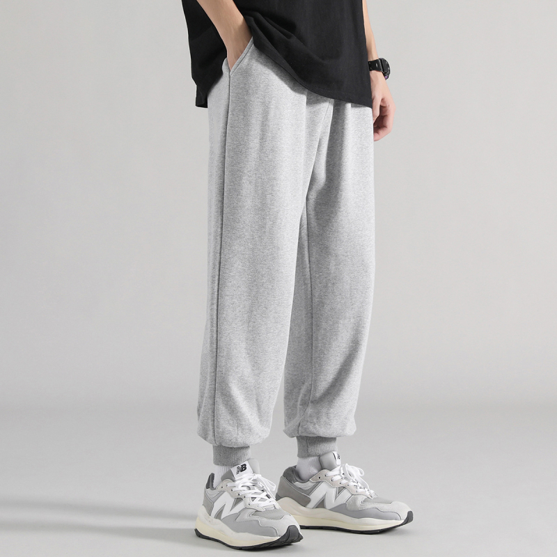 Férfi sportos nadrág lazán szabott, egyenes szárú, középmagasságú derékkal; mikroelasztikusság, poliészter 96–100%