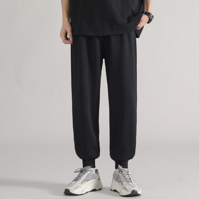 Férfi sportos nadrág lazán szabott, egyenes szárú, középmagasságú derékkal; mikroelasztikusság, poliészter 96–100%