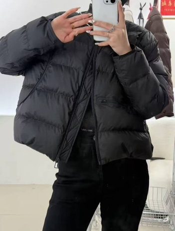 Дамско пухено яке, свободен силует, кръгла яка, полиестерна материя, пълнеж от гъши пух, съдържание на пух 50%, ципово закопчаване, зимна колекция 2025