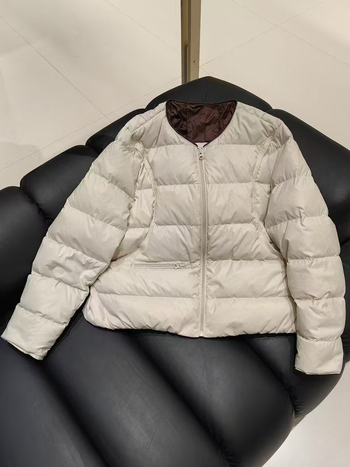 Дамско пухено яке, свободен силует, кръгла яка, полиестерна материя, пълнеж от гъши пух, съдържание на пух 50%, ципово закопчаване, зимна колекция 2025