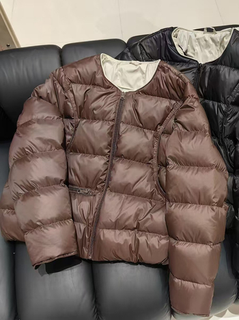 Дамско пухено яке, свободен силует, кръгла яка, полиестерна материя, пълнеж от гъши пух, съдържание на пух 50%, ципово закопчаване, зимна колекция 2025