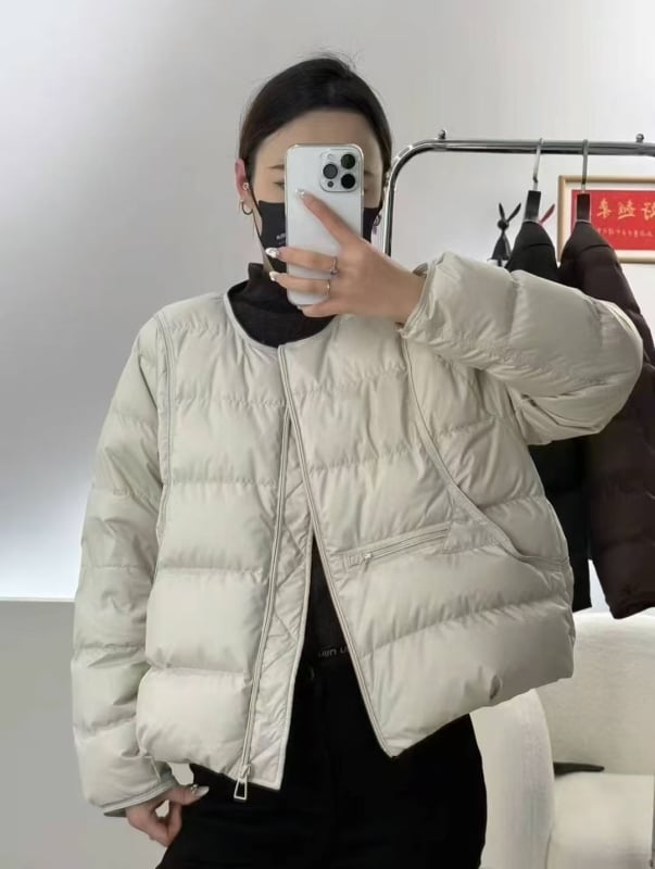 Дамско пухено яке, свободен силует, кръгла яка, полиестерна материя, пълнеж от гъши пух, съдържание на пух 50%, ципово закопчаване, зимна колекция 2025