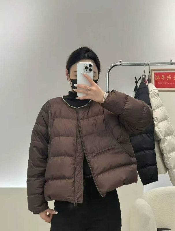 Дамско пухено яке, свободен силует, кръгла яка, полиестерна материя, пълнеж от гъши пух, съдържание на пух 50%, ципово закопчаване, зимна колекция 2025