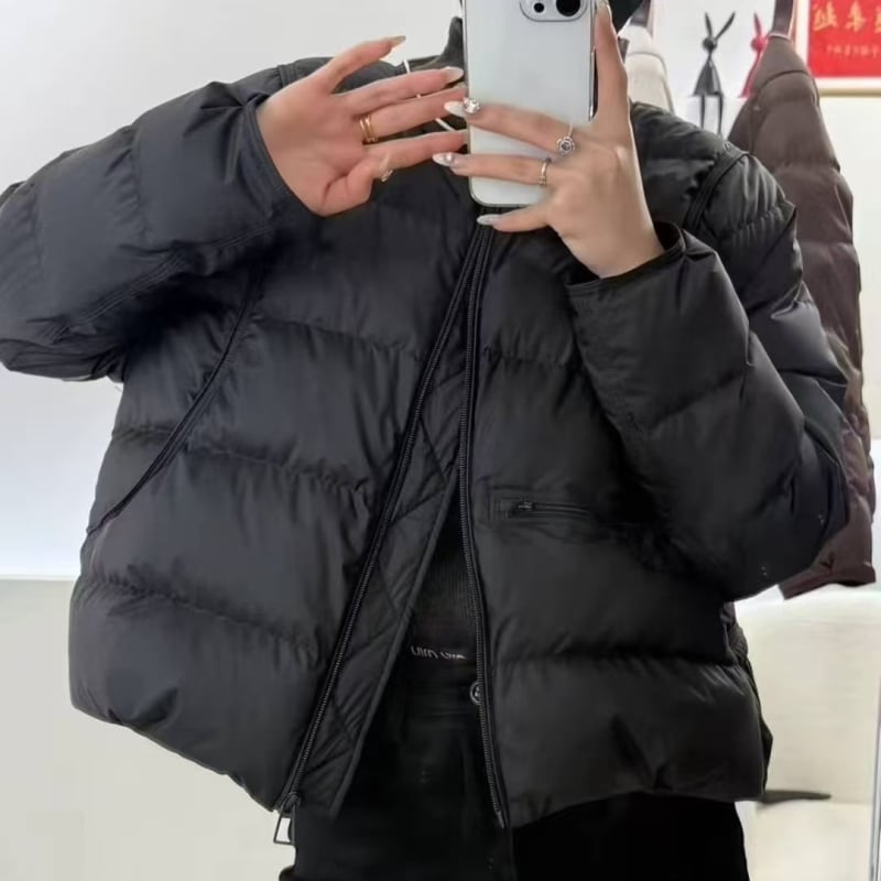 Дамско пухено яке, свободен силует, кръгла яка, полиестерна материя, пълнеж от гъши пух, съдържание на пух 50%, ципово закопчаване, зимна колекция 2025