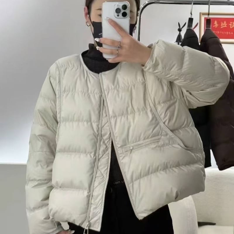 Дамско пухено яке, свободен силует, кръгла яка, полиестерна материя, пълнеж от гъши пух, съдържание на пух 50%, ципово закопчаване, зимна колекция 2025