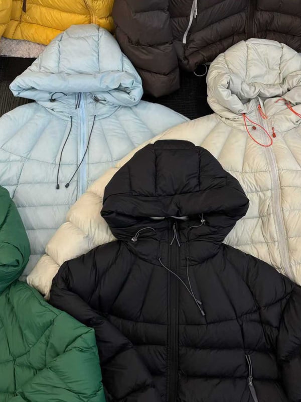 Пухено яке с пух от бяла патка, съдържание на пух 90% и повече, найлонова материя, свободна кройка, стояща яка