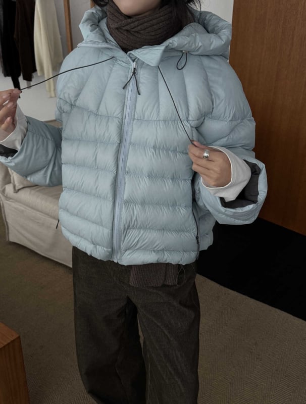 Пухено яке с пух от бяла патка, съдържание на пух 90% и повече, найлонова материя, свободна кройка, стояща яка