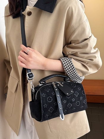 PU crossbody torba, horizontalni kvadratni oblik, zatvarač, unutarnji džepovi za laptop i telefon, poliester podstava