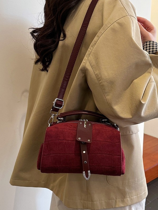PU crossbody torba, horizontalni kvadratni oblik, zatvarač, unutarnji džepovi za laptop i telefon, poliester podstava