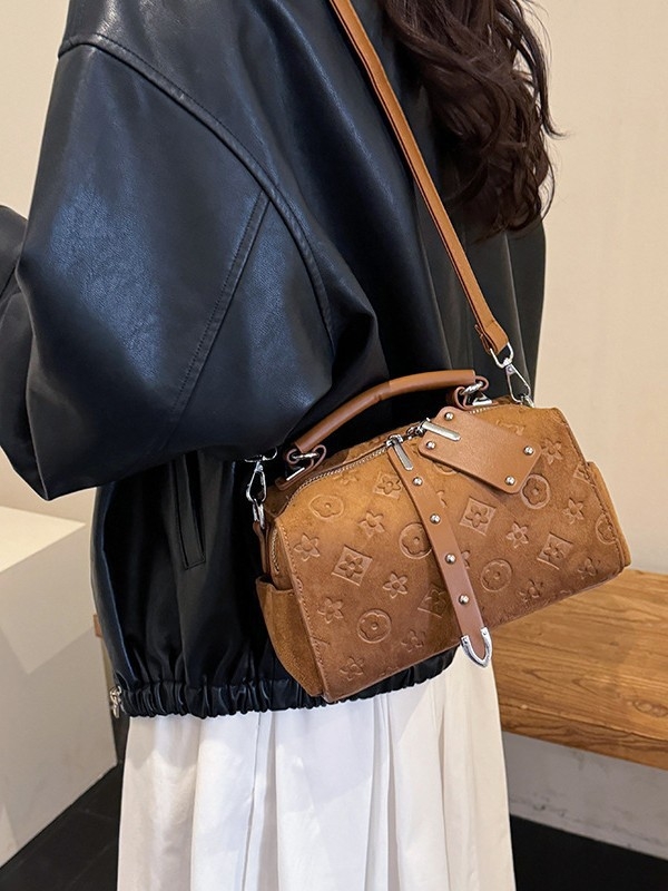 PU crossbody torba, horizontalni kvadratni oblik, zatvarač, unutarnji džepovi za laptop i telefon, poliester podstava