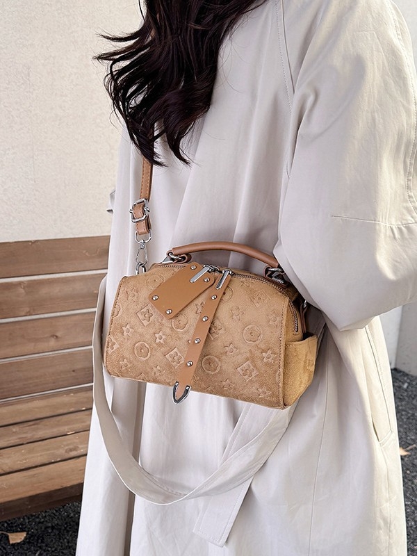 PU crossbody torba, horizontalni kvadratni oblik, zatvarač, unutarnji džepovi za laptop i telefon, poliester podstava