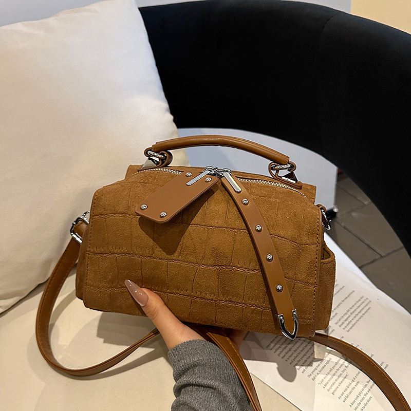 PU crossbody torba, horizontalni kvadratni oblik, zatvarač, unutarnji džepovi za laptop i telefon, poliester podstava