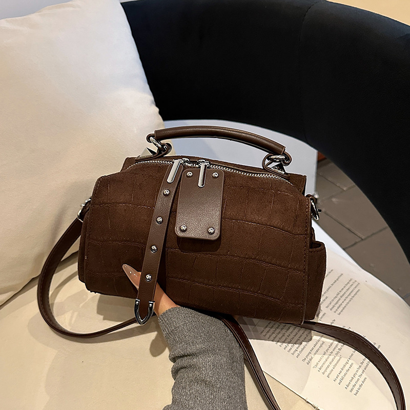 PU crossbody torba, horizontalni kvadratni oblik, zatvarač, unutarnji džepovi za laptop i telefon, poliester podstava