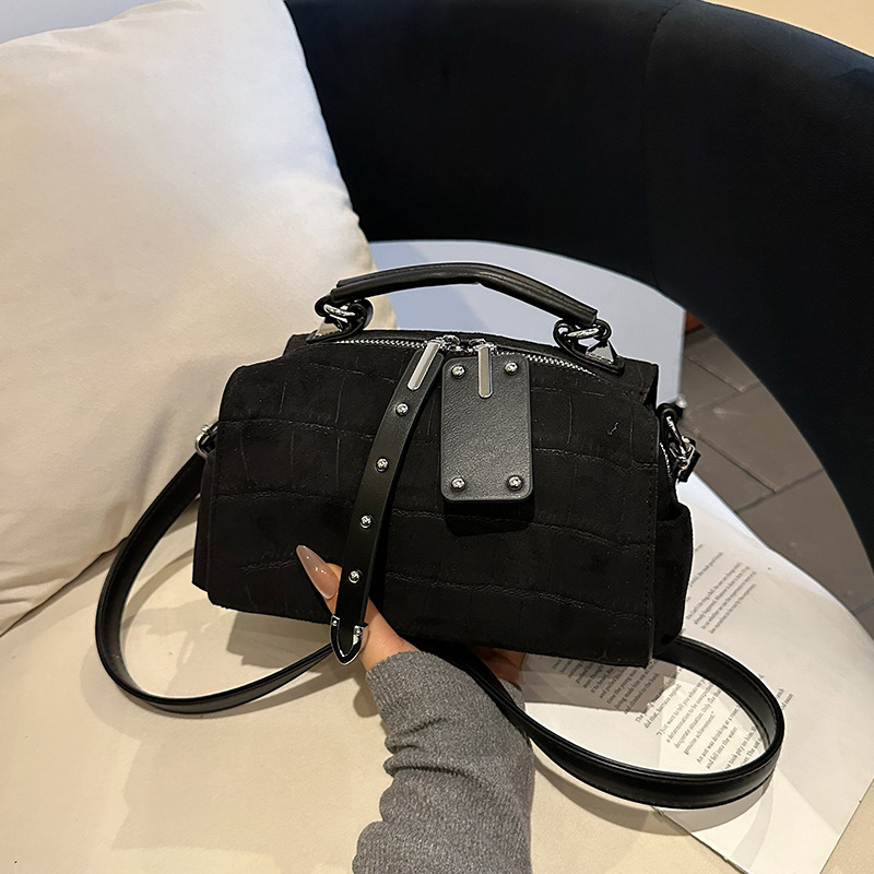 PU crossbody torba, horizontalni kvadratni oblik, zatvarač, unutarnji džepovi za laptop i telefon, poliester podstava