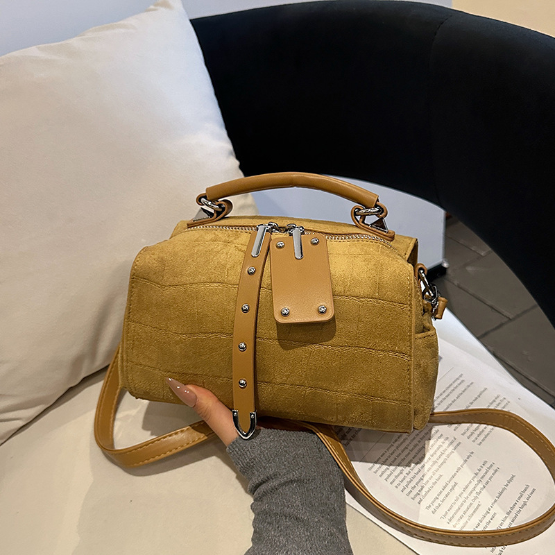 PU crossbody torba, horizontalni kvadratni oblik, zatvarač, unutarnji džepovi za laptop i telefon, poliester podstava