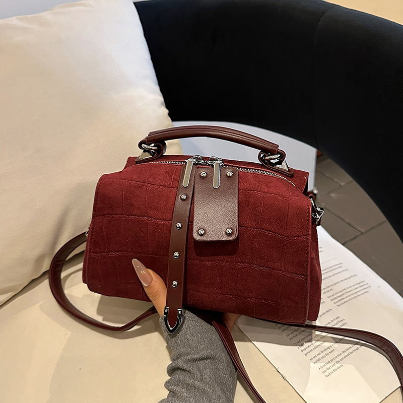 PU crossbody torba, horizontalni kvadratni oblik, zatvarač, unutarnji džepovi za laptop i telefon, poliester podstava