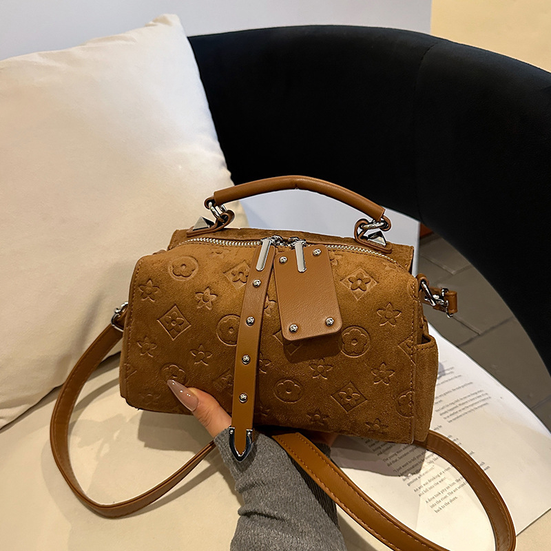 PU crossbody torba, horizontalni kvadratni oblik, zatvarač, unutarnji džepovi za laptop i telefon, poliester podstava