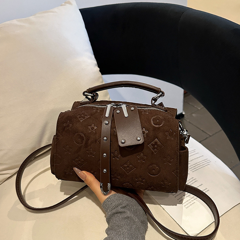 PU crossbody torba, horizontalni kvadratni oblik, zatvarač, unutarnji džepovi za laptop i telefon, poliester podstava