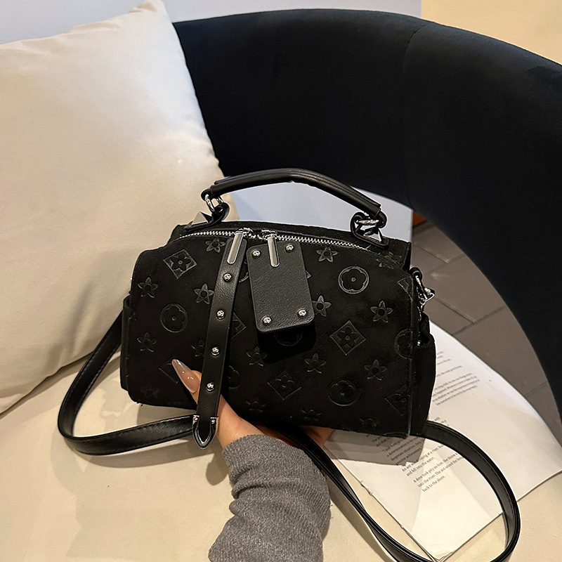 PU crossbody torba, horizontalni kvadratni oblik, zatvarač, unutarnji džepovi za laptop i telefon, poliester podstava