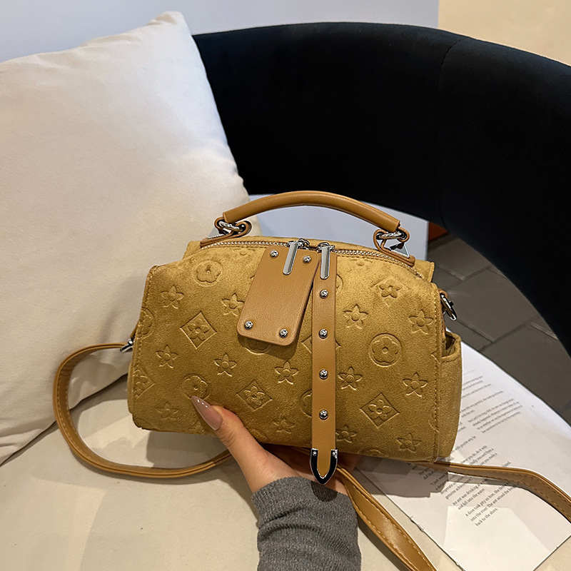 PU crossbody torba, horizontalni kvadratni oblik, zatvarač, unutarnji džepovi za laptop i telefon, poliester podstava