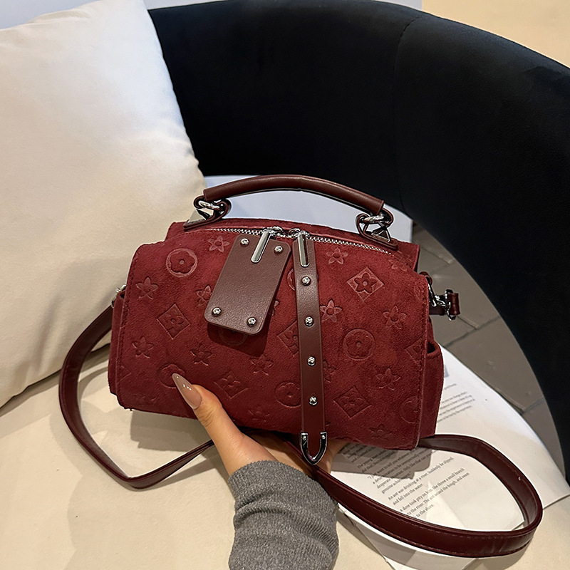 PU crossbody torba, horizontalni kvadratni oblik, zatvarač, unutarnji džepovi za laptop i telefon, poliester podstava
