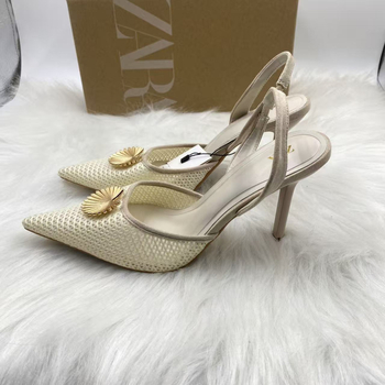 Stiletto sandale s špicastim nosom, tankim petom, gornji dio od super vlakna, unutarnja podstava od prirodne kože, visina pete iznad 8 cm