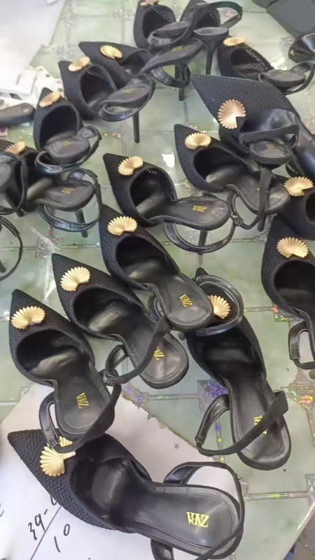 Stiletto sandale s špicastim nosom, tankim petom, gornji dio od super vlakna, unutarnja podstava od prirodne kože, visina pete iznad 8 cm