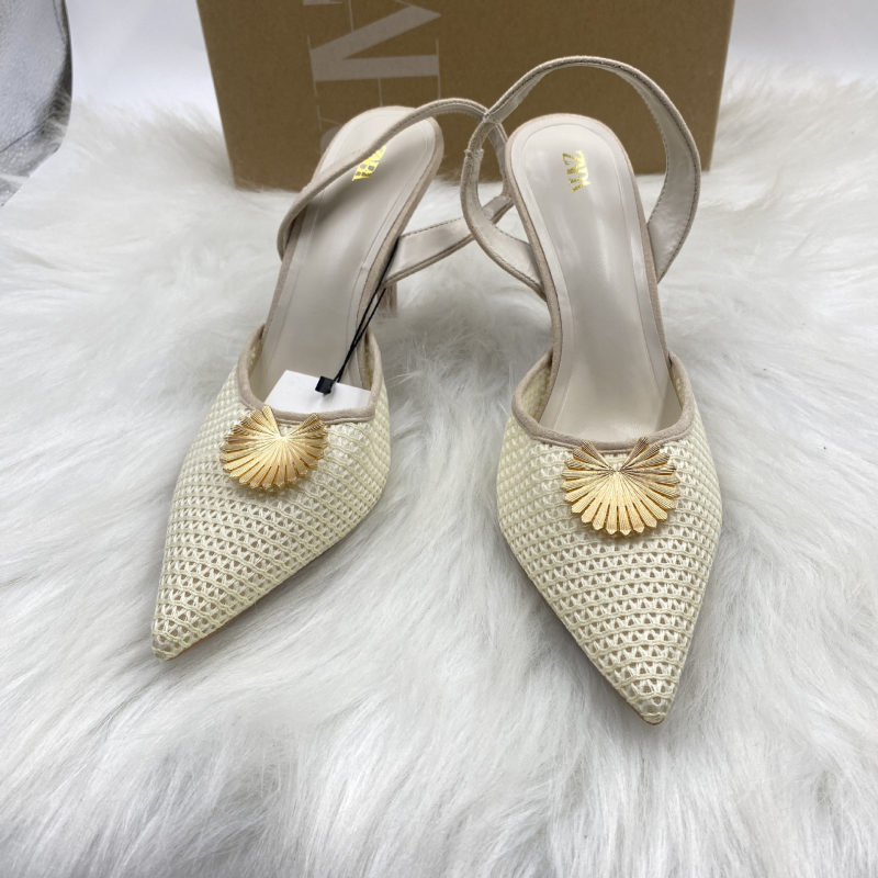 Stiletto sandale s špicastim nosom, tankim petom, gornji dio od super vlakna, unutarnja podstava od prirodne kože, visina pete iznad 8 cm