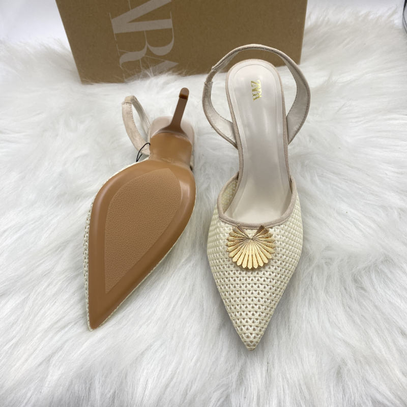 Stiletto sandale s špicastim nosom, tankim petom, gornji dio od super vlakna, unutarnja podstava od prirodne kože, visina pete iznad 8 cm