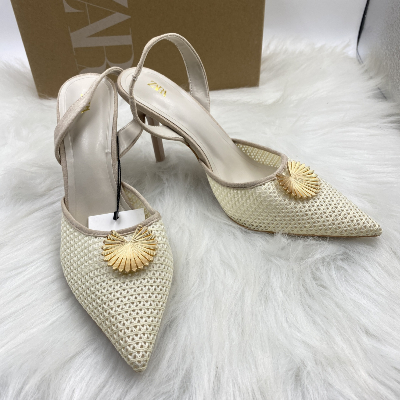 Stiletto sandale s špicastim nosom, tankim petom, gornji dio od super vlakna, unutarnja podstava od prirodne kože, visina pete iznad 8 cm