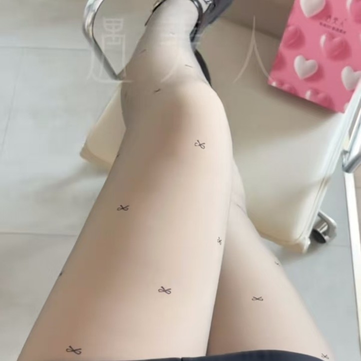 Nylon čarape s stopalima, srednje debljine; uzorci: mašna, leptir, valovite točke, slova/brojevi; vitkija silueta i dulje noge za klub; u kutiji; za mlade 18–40; izlazi jesen 2025.