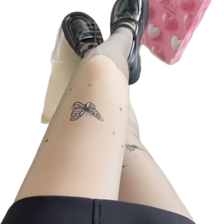 Nylon čarape s stopalima, srednje debljine; uzorci: mašna, leptir, valovite točke, slova/brojevi; vitkija silueta i dulje noge za klub; u kutiji; za mlade 18–40; izlazi jesen 2025.
