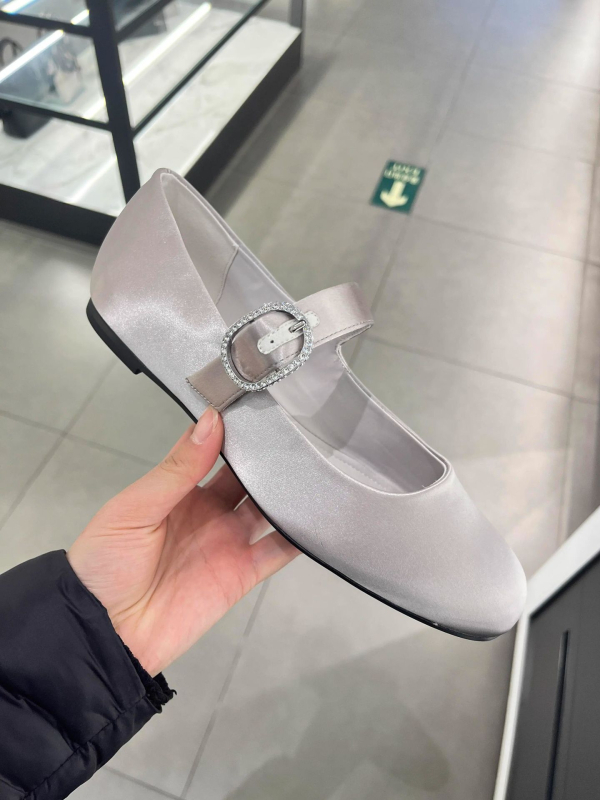 Mary Jane balerinke, okrugli vrh, satenski gornji dio, gumeni potplat, ulošak od ovčje kože, niski potplat 1–3 cm