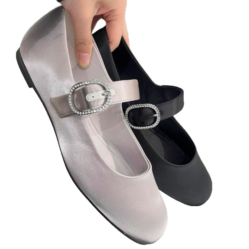 Mary Jane balerinke, okrugli vrh, satenski gornji dio, gumeni potplat, ulošak od ovčje kože, niski potplat 1–3 cm