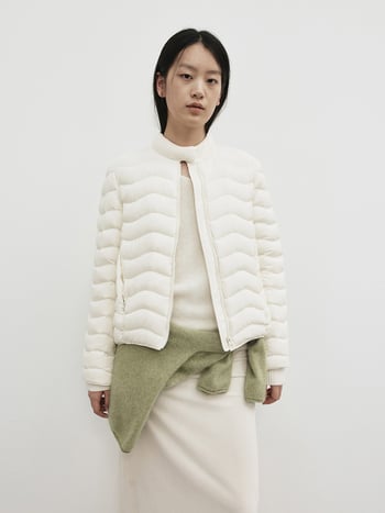 Пухено дамско яке: пълнеж бял гъши пух 90%+, найлонова материя, стойкова яка, цип, средна дължина (50–65 см)