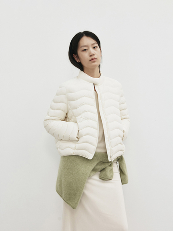 Пухено дамско яке: пълнеж бял гъши пух 90%+, найлонова материя, стойкова яка, цип, средна дължина (50–65 см)