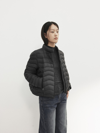 Пухено дамско яке: пълнеж бял гъши пух 90%+, найлонова материя, стойкова яка, цип, средна дължина (50–65 см)