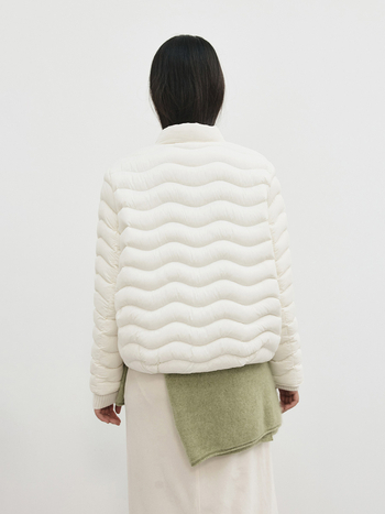 Пухено дамско яке: пълнеж бял гъши пух 90%+, найлонова материя, стойкова яка, цип, средна дължина (50–65 см)