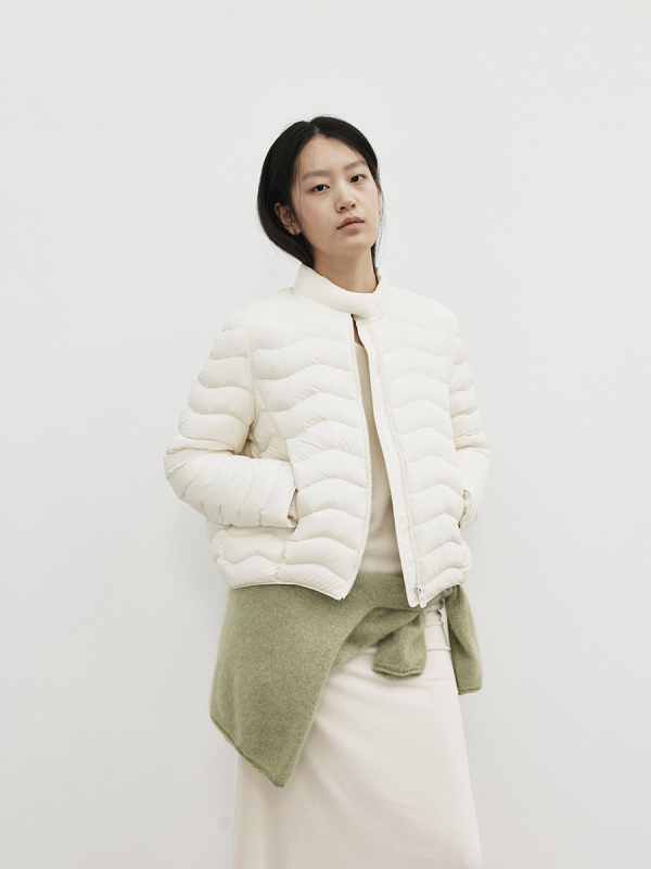 Пухено дамско яке: пълнеж бял гъши пух 90%+, найлонова материя, стойкова яка, цип, средна дължина (50–65 см)