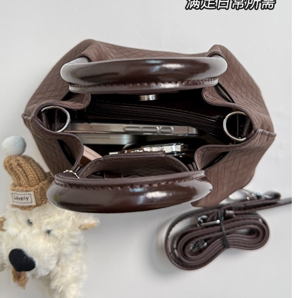 Ženska bucket torba, gradski minimalistički stil, PU materijal, vodoravni kvadratni oblik, magnetska kopča, podstava od poliestera