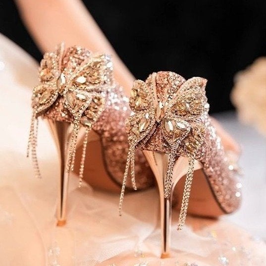 Pantofi înalți pentru femei, stil prințesă, cu fundă, cristale, ciucuri și paiete; vârf ascuțit; toc mediu 3–5 cm; gleznă joasă; talpă din cauciuc; căptușeală microfibră; talpă interioară PU; potriviți pentru nunți și banchete