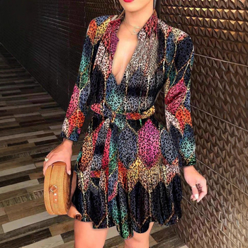 Rochie cu decolteu în V, croială în A, mâneci lungi, imprimeu digital pe poliester, toamnă–iarna 2022