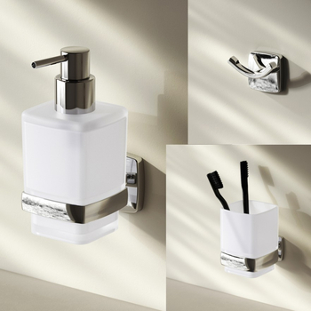 Σετ μπάνιου τριών τεμαχίων με χρωμιωμένη επιφάνεια: άγκιστρο ρούχων, δίσκος/κρατήρας χαρτιού τουαλέτας και βούρτσα τουαλέτας; υλικά: ψευδάργυρος, ανοξείδωτο ατσάλι 201, γυαλί, PP βούρτσα; μοντέρνο μινιμαλιστικό στυλ; μάρκα METALIQUE