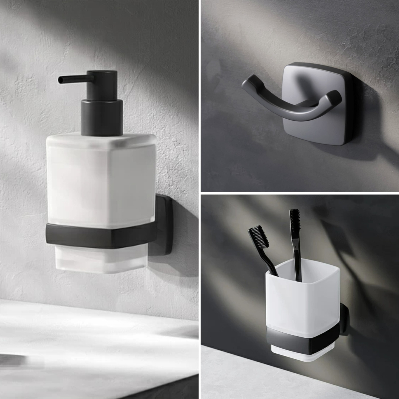 Σετ μπάνιου τριών τεμαχίων με χρωμιωμένη επιφάνεια: άγκιστρο ρούχων, δίσκος/κρατήρας χαρτιού τουαλέτας και βούρτσα τουαλέτας; υλικά: ψευδάργυρος, ανοξείδωτο ατσάλι 201, γυαλί, PP βούρτσα; μοντέρνο μινιμαλιστικό στυλ; μάρκα METALIQUE