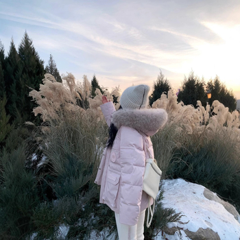 Дамско пухено парке с качулка и неразмъкваща се яка от козина енот - 201–300 g пух, 85–90% съдържание на пух, средна дължина 65–80 cm, водоустойчив полиестер