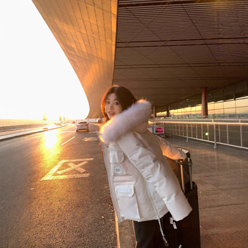 Дамско пухено парке с качулка и неразмъкваща се яка от козина енот - 201–300 g пух, 85–90% съдържание на пух, средна дължина 65–80 cm, водоустойчив полиестер