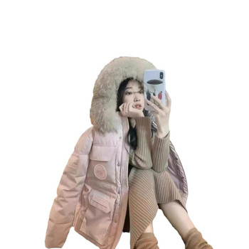 Дамско пухено парке с качулка и неразмъкваща се яка от козина енот - 201–300 g пух, 85–90% съдържание на пух, средна дължина 65–80 cm, водоустойчив полиестер