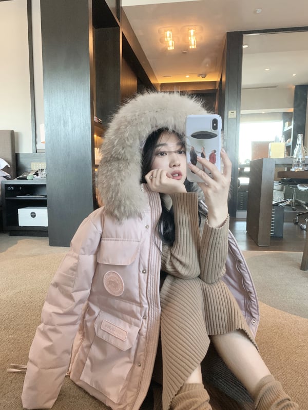 Дамско пухено парке с качулка и неразмъкваща се яка от козина енот - 201–300 g пух, 85–90% съдържание на пух, средна дължина 65–80 cm, водоустойчив полиестер