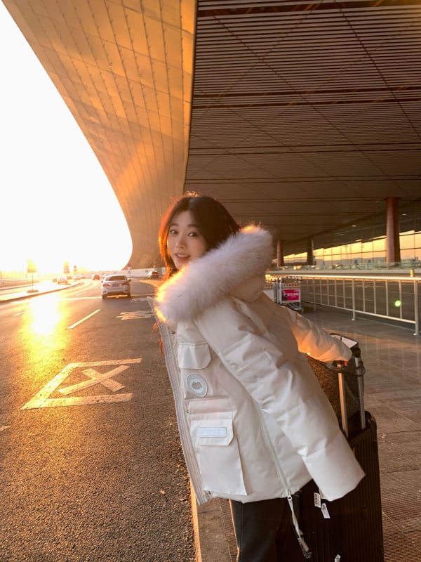 Дамско пухено парке с качулка и неразмъкваща се яка от козина енот - 201–300 g пух, 85–90% съдържание на пух, средна дължина 65–80 cm, водоустойчив полиестер