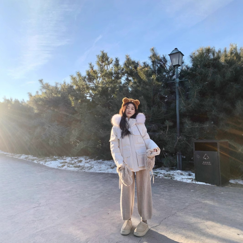 Дамско пухено парке с качулка и неразмъкваща се яка от козина енот - 201–300 g пух, 85–90% съдържание на пух, средна дължина 65–80 cm, водоустойчив полиестер